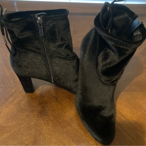 Ladies Size 8.5 Libby Edelman “Justine” Black 3 1/2” Bootie With Soft Satin Feel - Picture 14 of 17